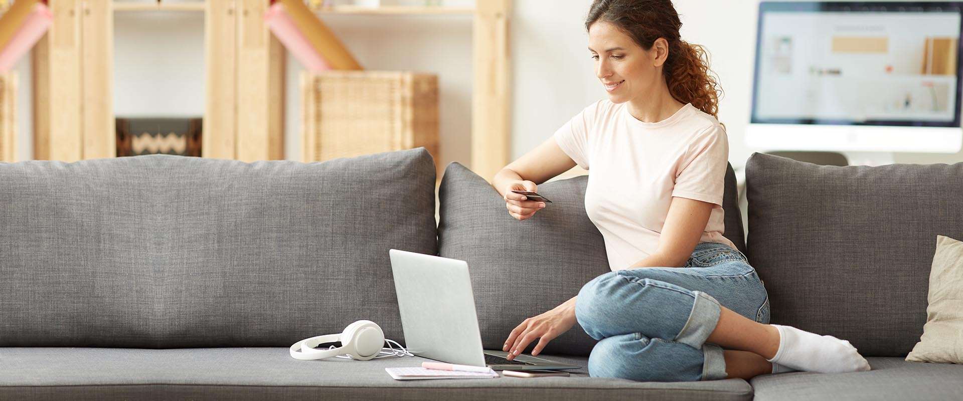 vrouw bestelt online